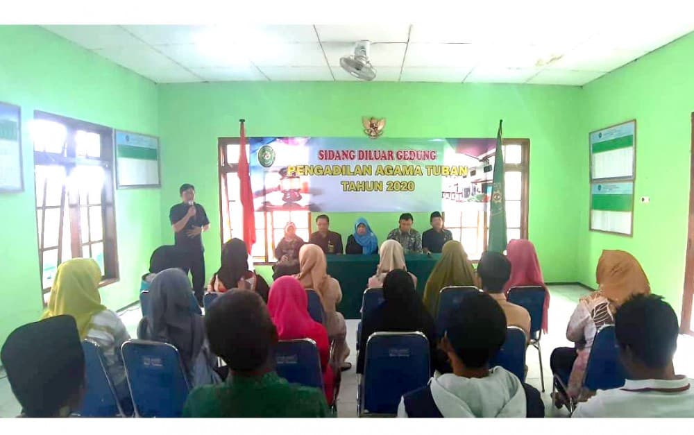 Sidang diluar Gedung Pengadilan Agama Tuban