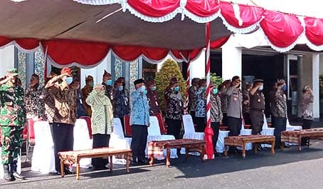 PERINGATAN HARI JADI KABUPATEN TUBAN KE 727 TAHUN - KETUA HADIRI UPACARA PERINGATAN DI HALAMAN PEMKAB TUBAN