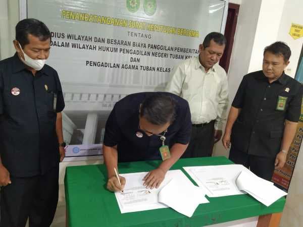 Penandatanganan Surat Keputusan Bersama Radius dan Biaya Panggilan PN Tuban dan PA Tuban