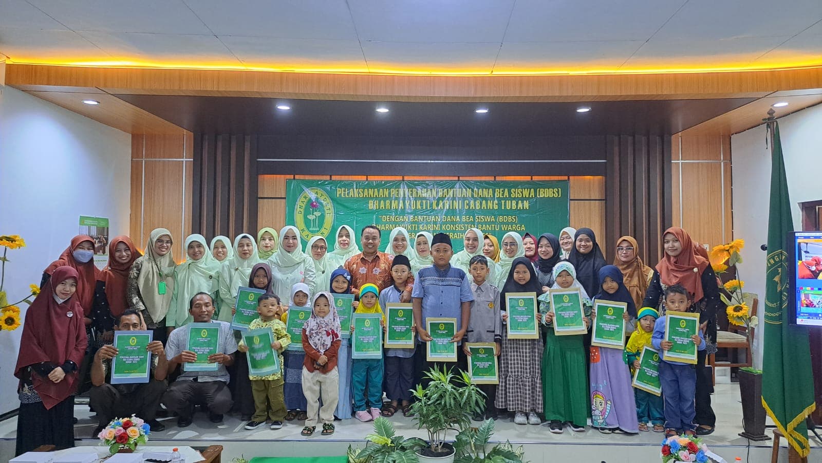 Penyerahan Dana Bantuan Bea Siswa (BDBS) OLEH Dharmayukti Karini Cabang Tuban