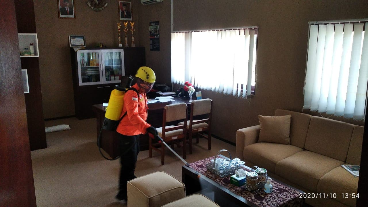 Waspada Corona - BPBD Lakukan Penyemprotan Disinfektan