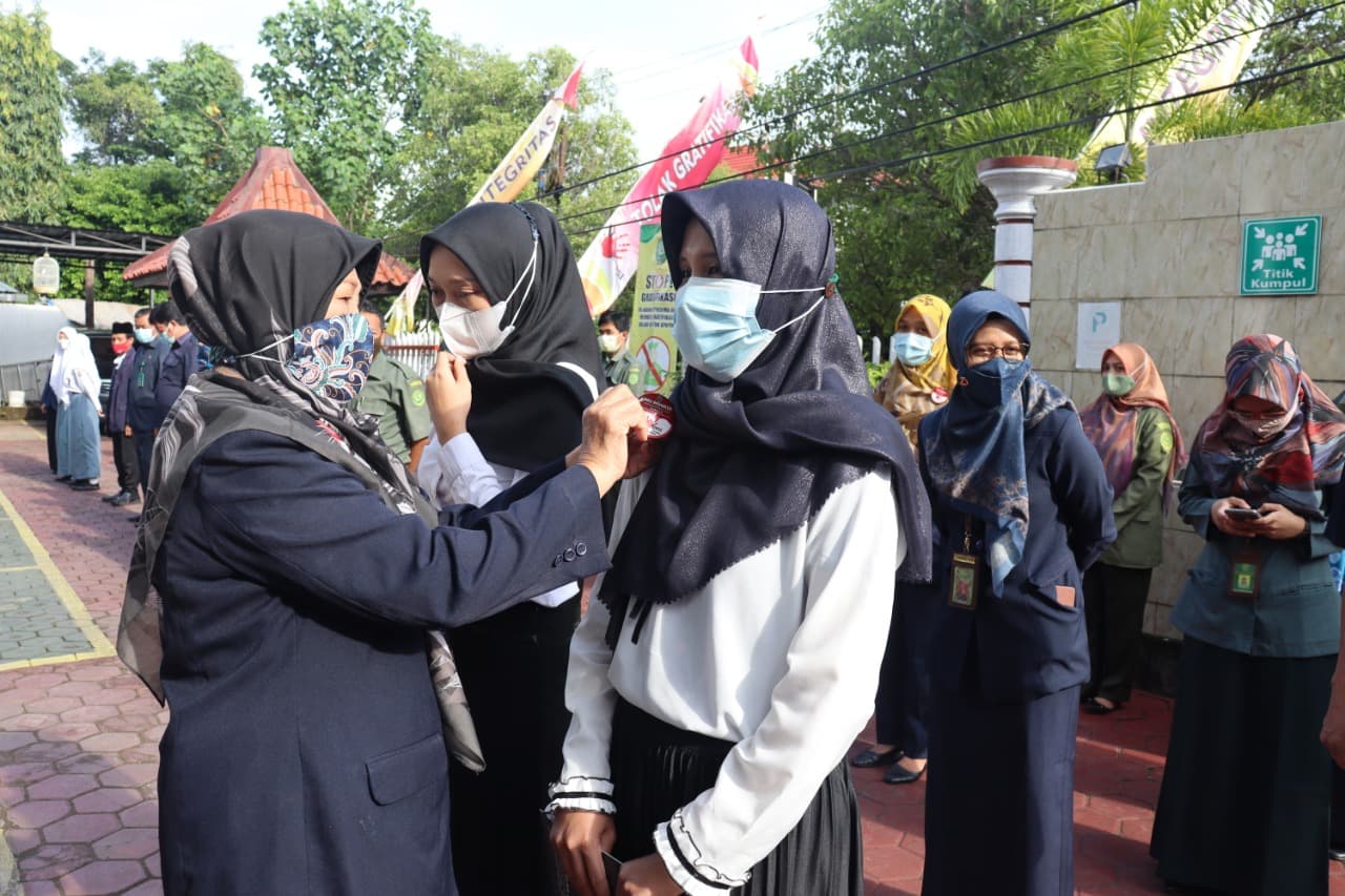PENYEMATAN PIN ZONA INTEGRITAS DUA SRIKANDI CALON PEGAWAI NEGERI SIPIL PENGADILAN AGAMA TUBAN